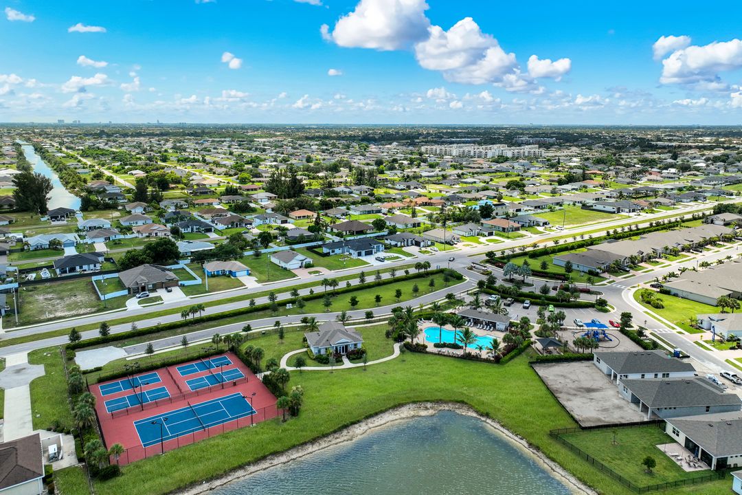 950 Stonewater Lk Ter, Cape Coral, FL 33993