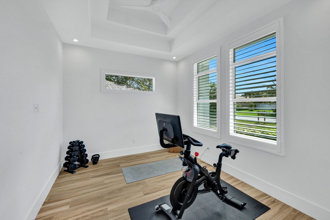 553 106th Ave N, Naples, FL 34108