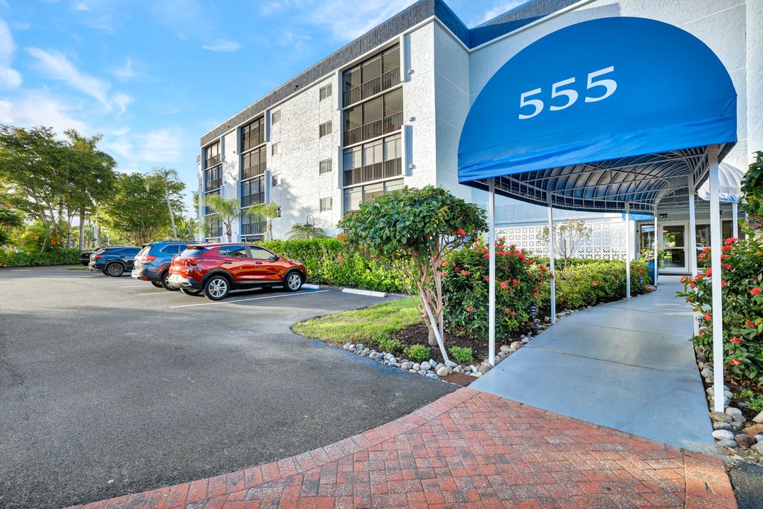 555 Park Shore Dr #503, Naples, FL 34103