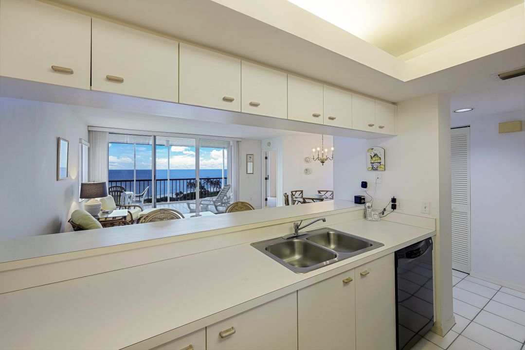 40 Seagate Dr #702, Naples, FL 34103