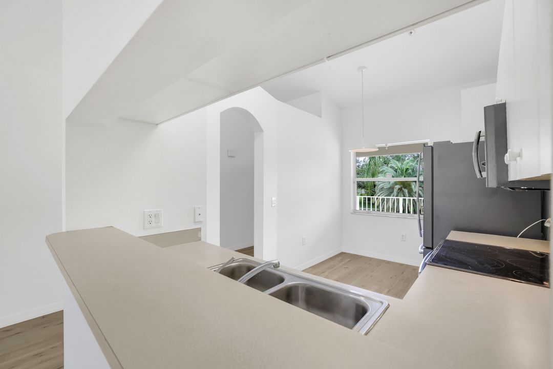 6635 Huntington Lakes Cir #202, Naples, FL 34119