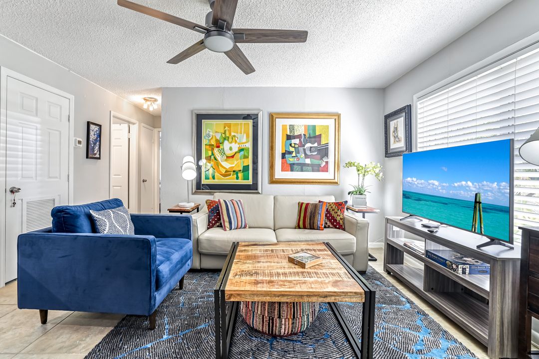 10095 7th St N #3, Naples, FL 34108