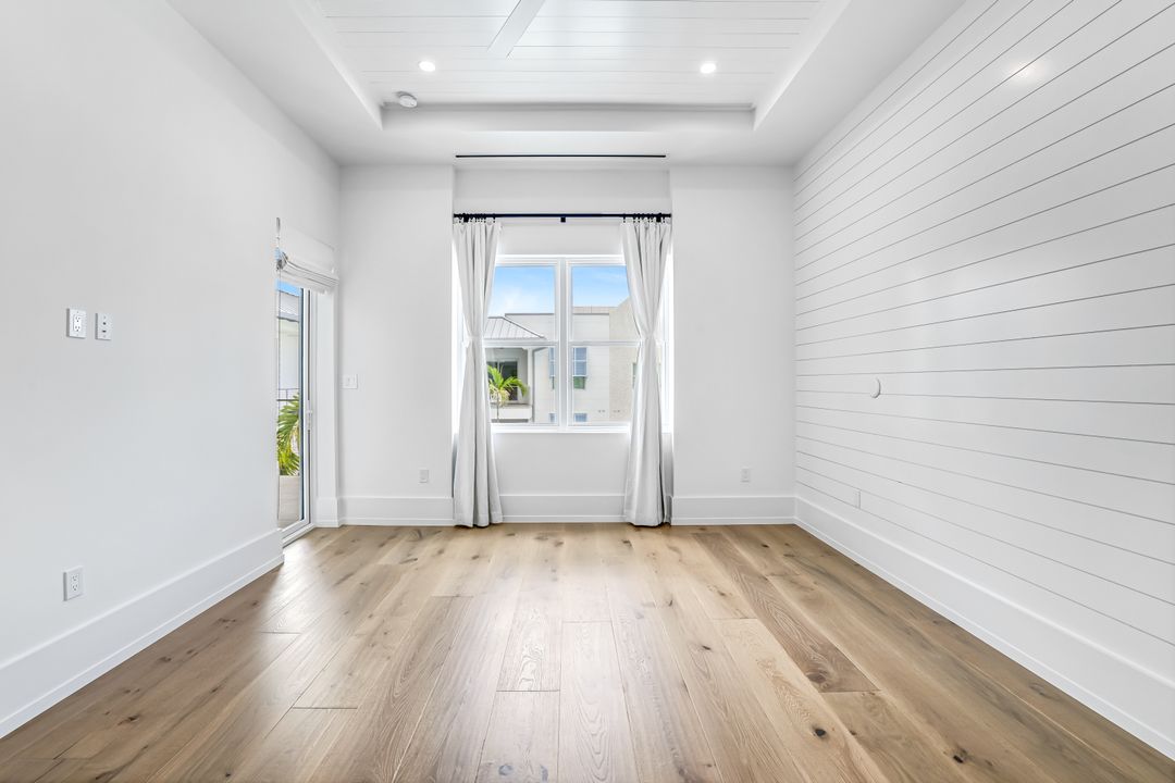 201 8th St S #308, Naples, FL 34102