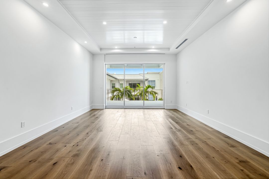 201 8th St S #308, Naples, FL 34102