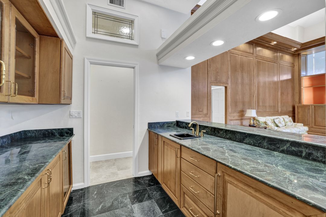 695 Ardmore Ln, Naples, FL 34108