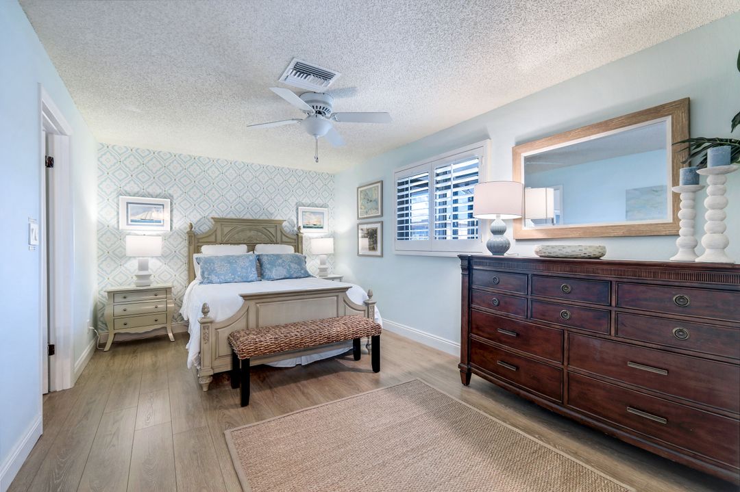 9602 Vanderbilt Dr, Naples, FL 34108