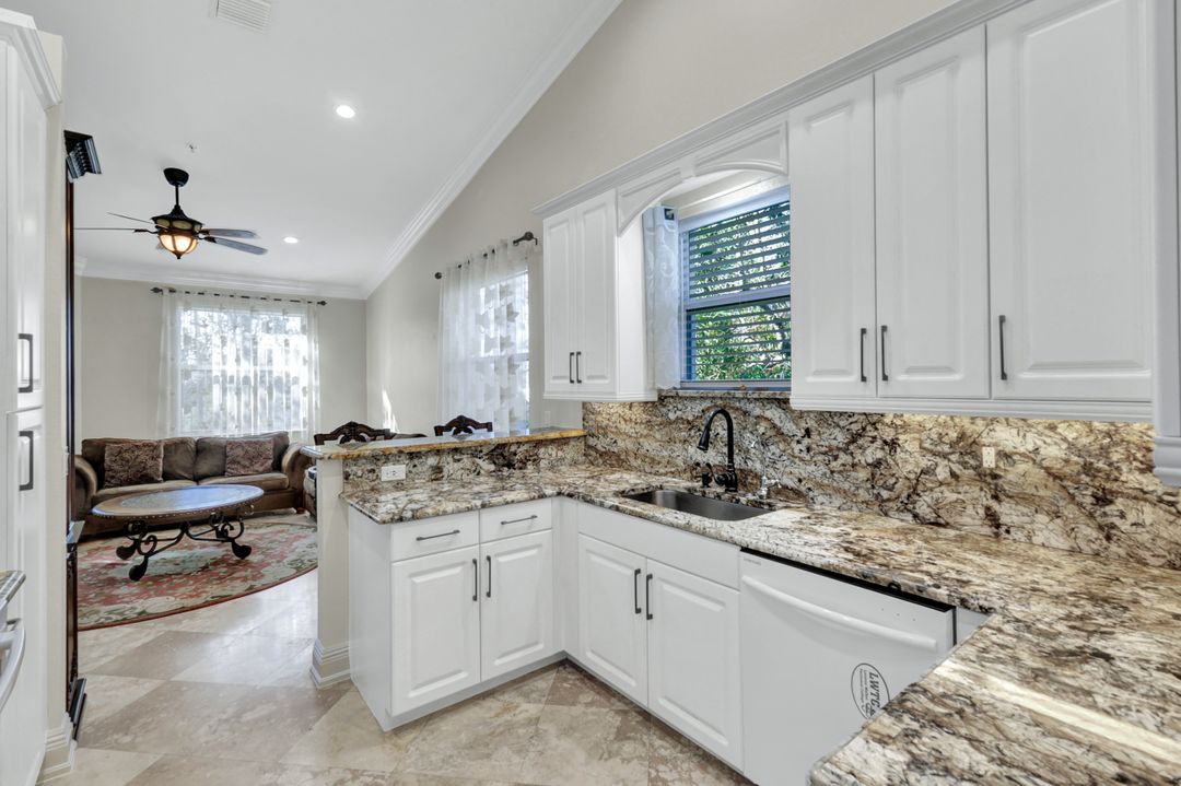 1345 Mariposa Cir #204, Naples, FL 34105