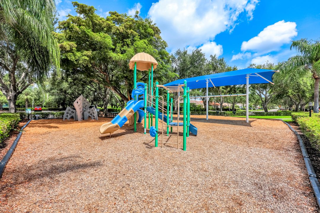 2041 Crestview Way, Naples, FL 34119