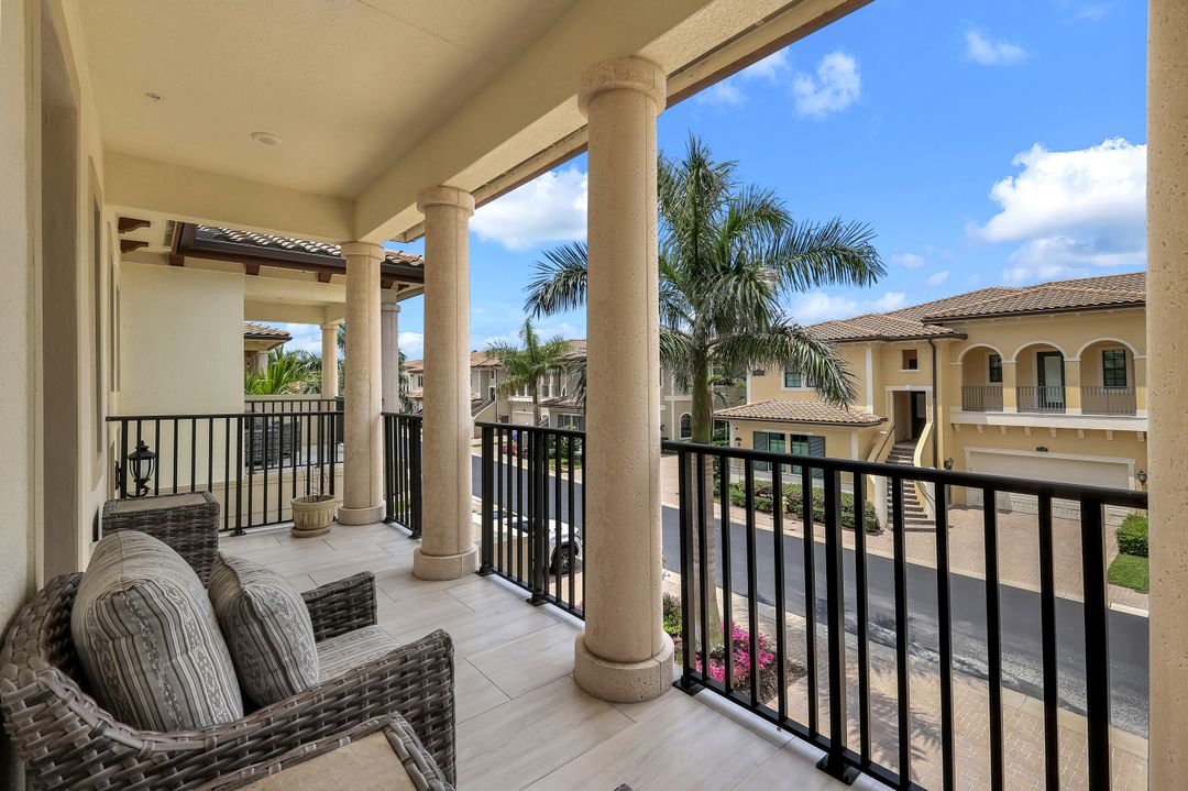 2472 Breakwater Wy #11-202, Naples, FL 34112