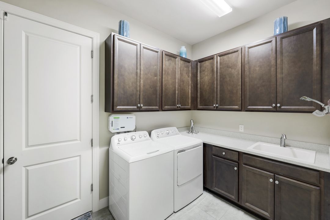 9539 Campanile Cir, Naples, FL 34114