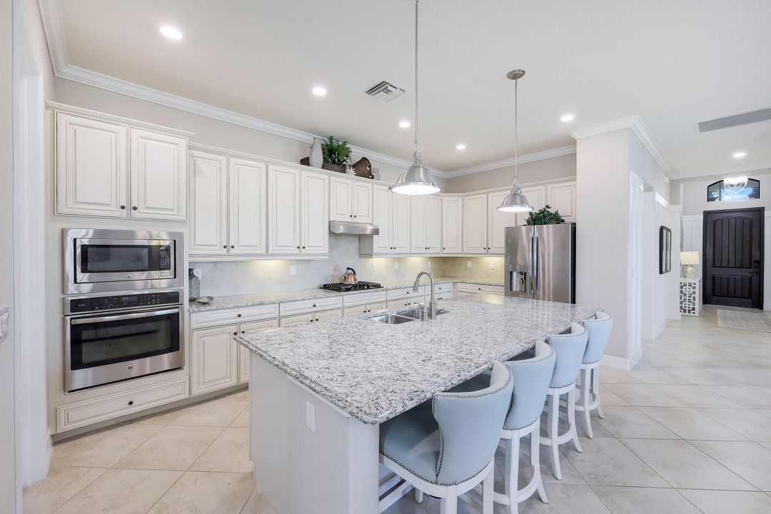 2939 Aviamar Cir, Naples, FL 34114