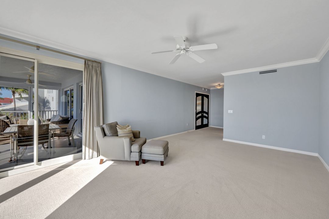 9811 Gulf Shore Dr #203, Naples, FL 34108