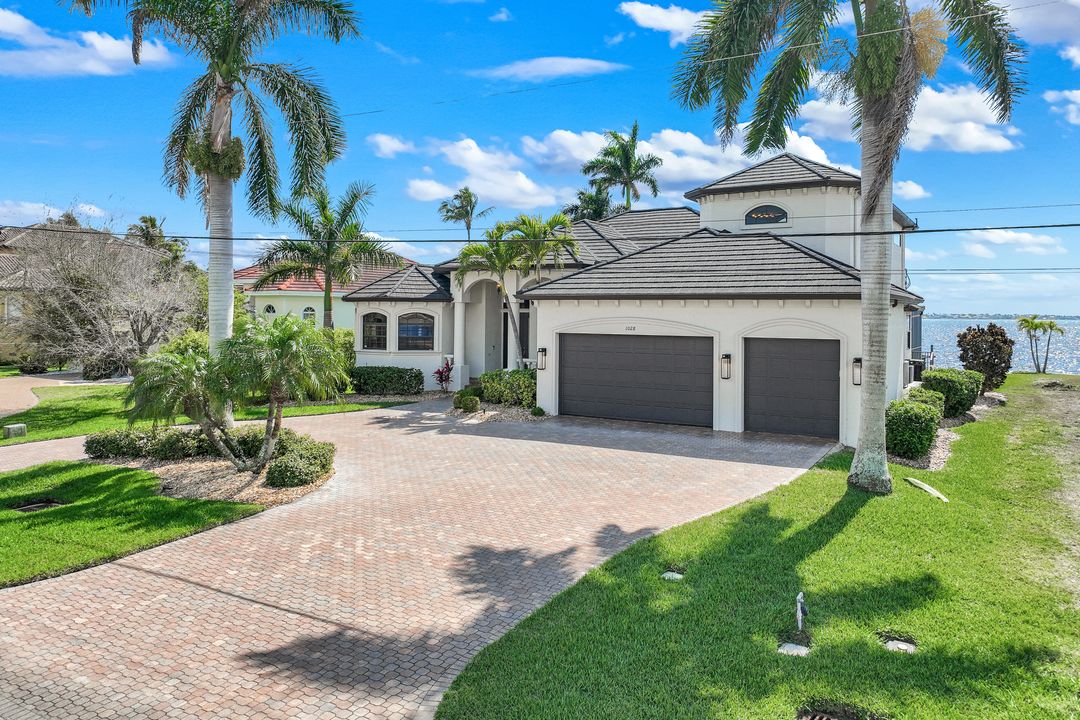 1028 Dolphin Dr, Cape Coral, FL 33904