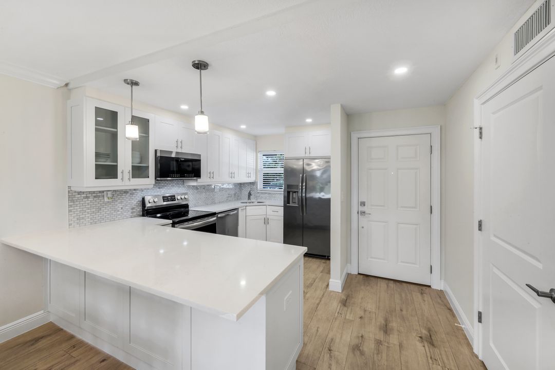 9 High Point Cir N #208, Naples, FL 34103