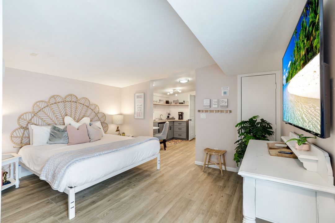 1971 Holiday Ln, Naples, FL 34104