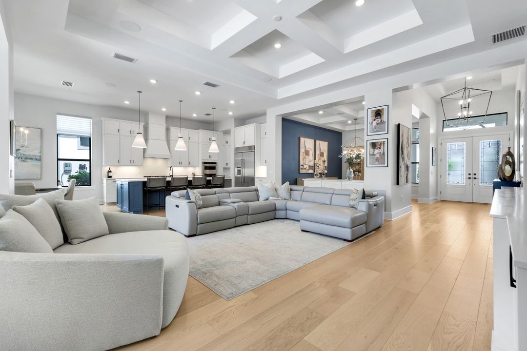 16221 Verilyn Cir, Naples, FL 34110