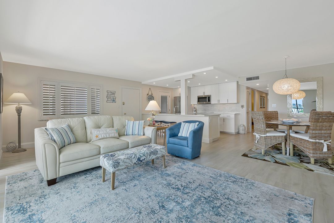 222 Harbour Dr #407, Naples, FL 34103