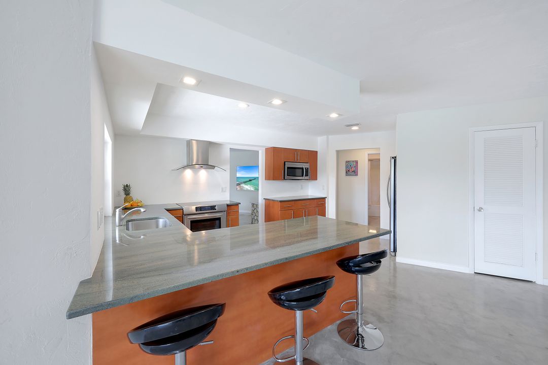 318 Grapewood Ct, Marco Island, FL 34145