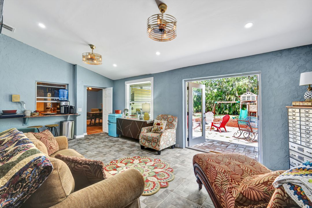 350 Henley Dr, Naples, FL 34104