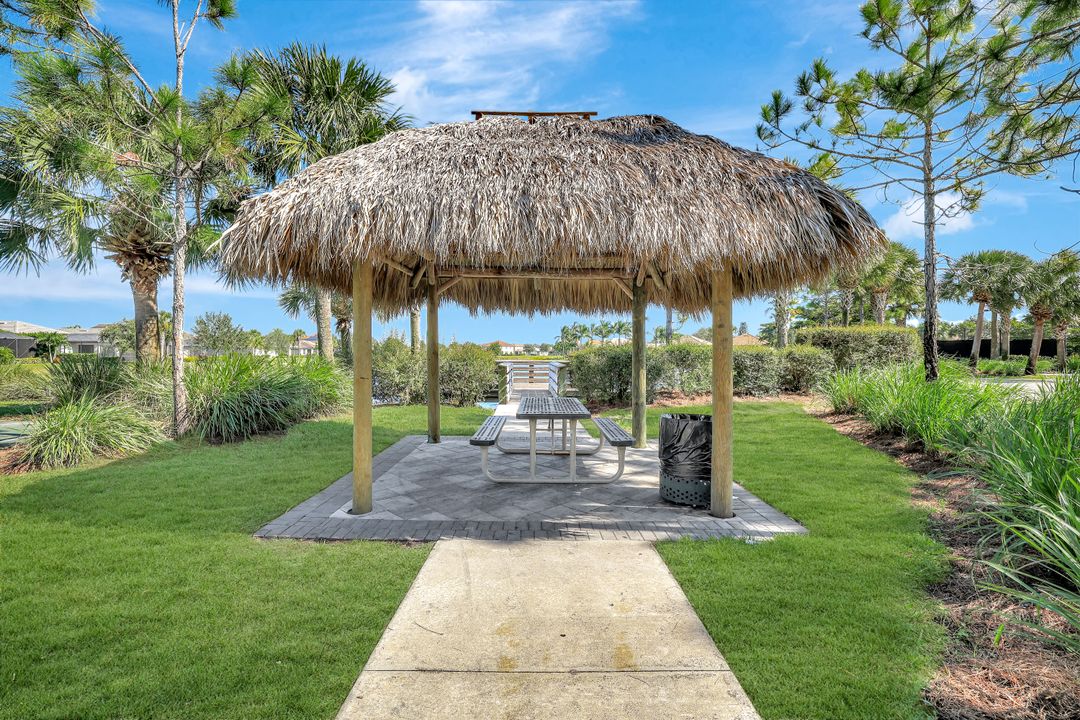 2074 Tamarron Ln, Naples, FL 34120