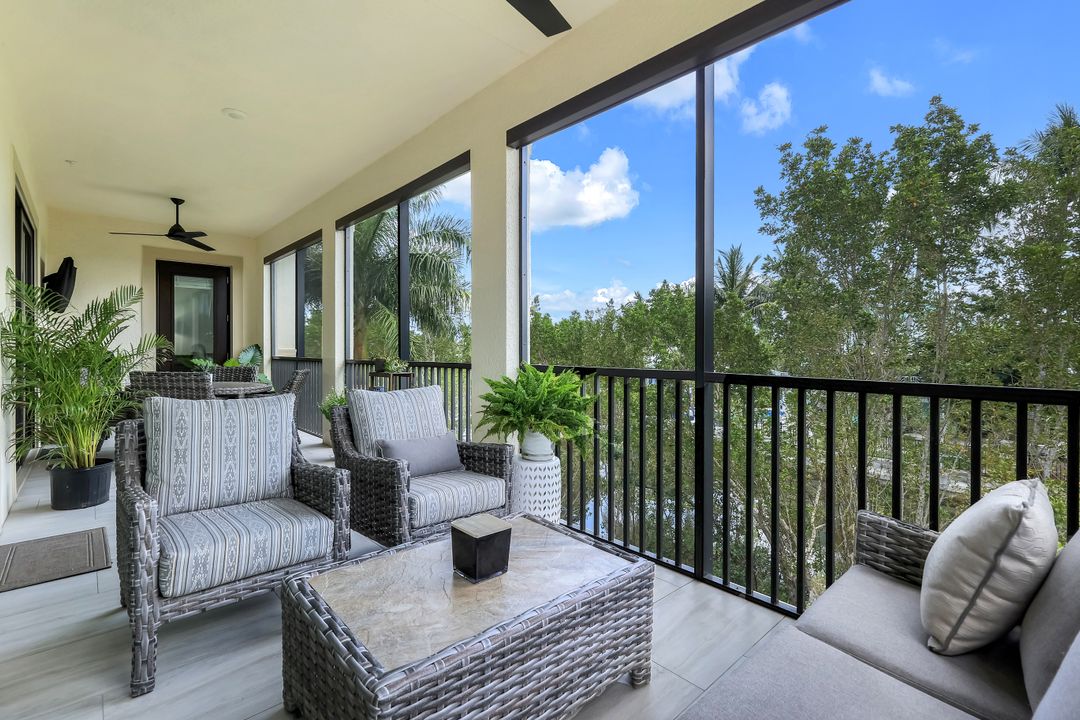 2472 Breakwater Wy #11-202, Naples, FL 34112