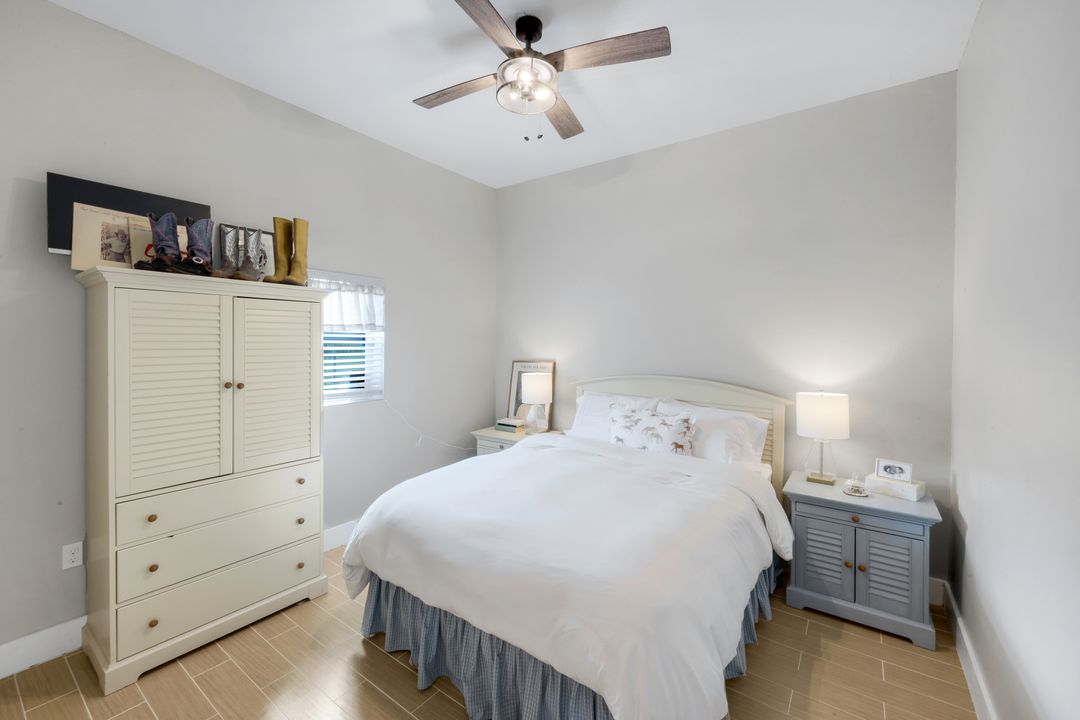 1960 Moulder Dr, Naples, FL 34120