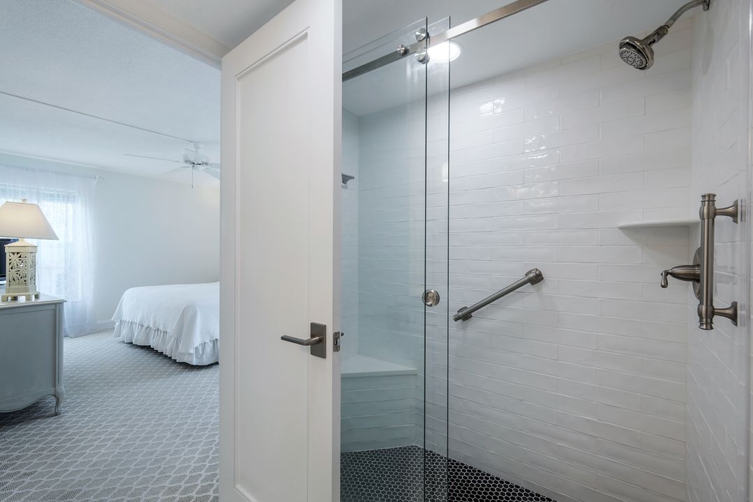 1910 Gulf Shore Blvd N #207, Naples, FL 34102