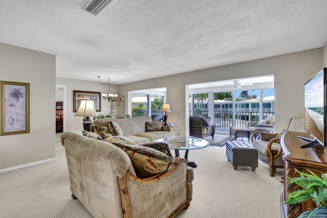 386 Harbour Dr, Naples, FL 34103