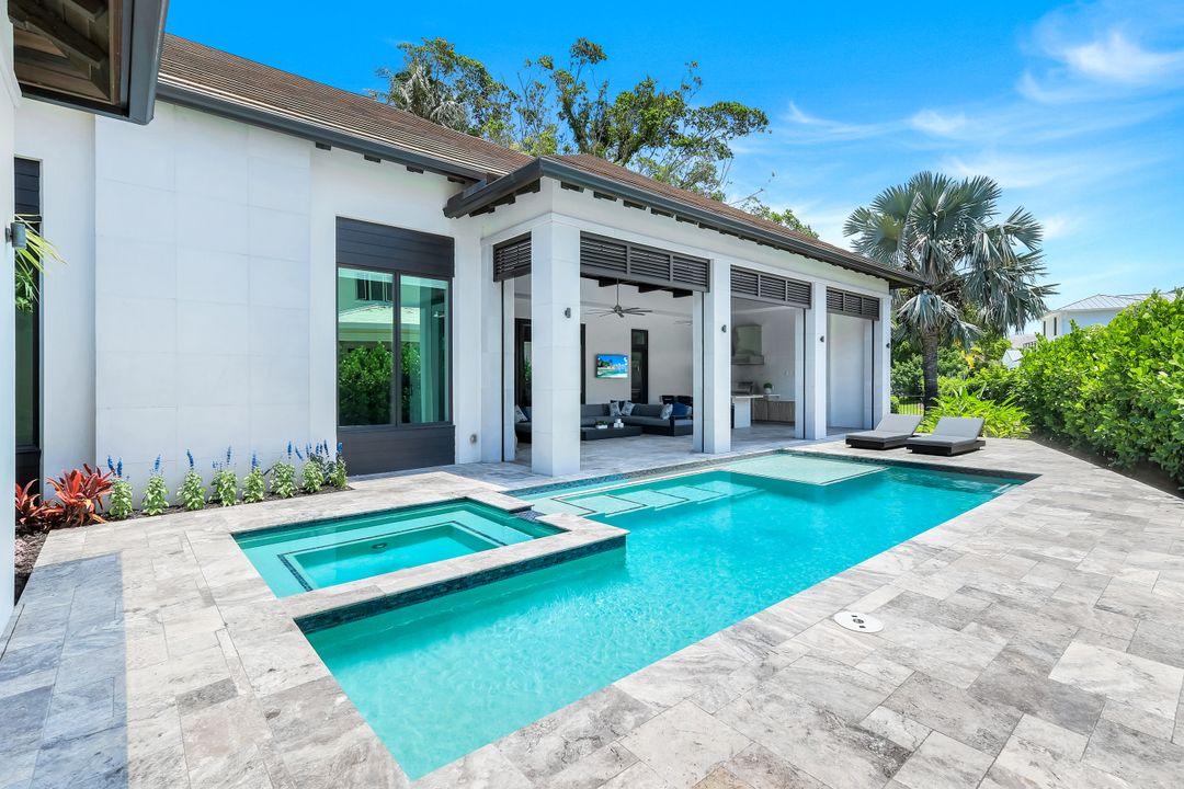 541 Whispering Pine Ct, Naples, FL 34103