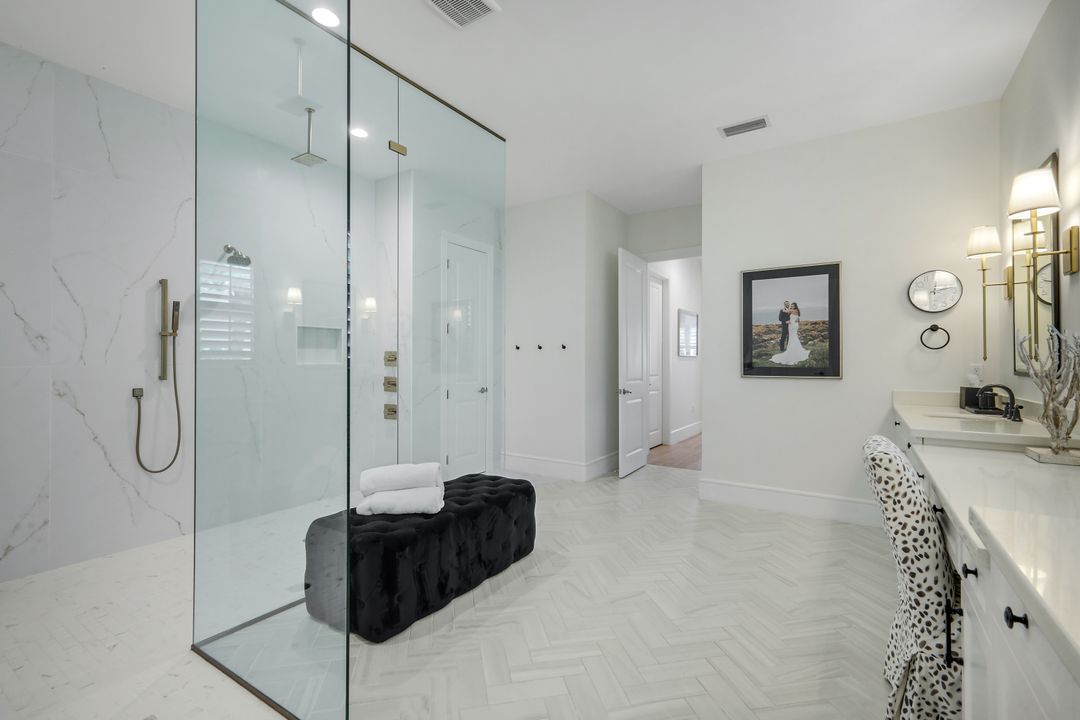 9458 Greenleigh Ct, Naples, FL 34120