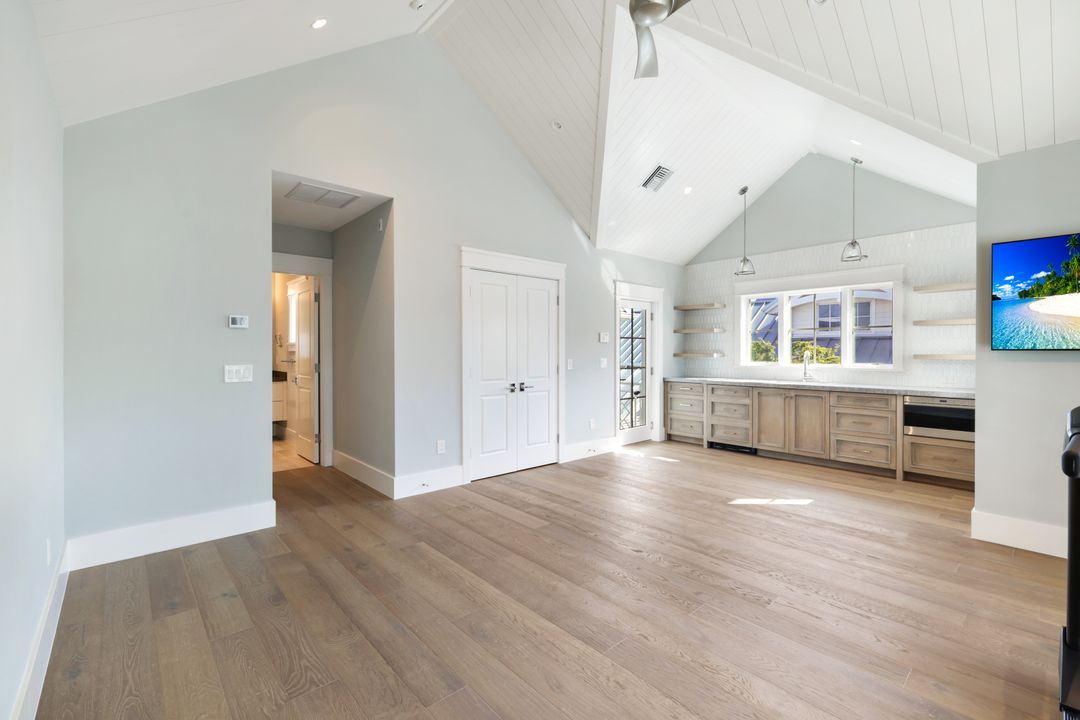 91 14th St S, Naples, FL 34102