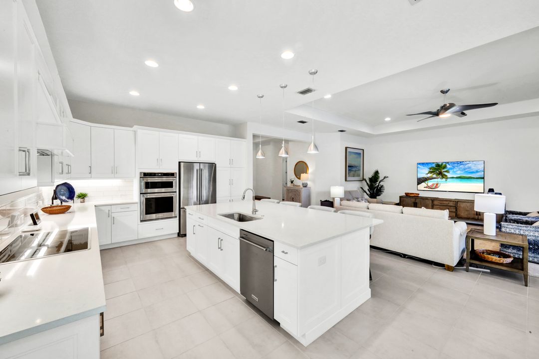 6161 Megans Bay Dr, Naples, FL 34112