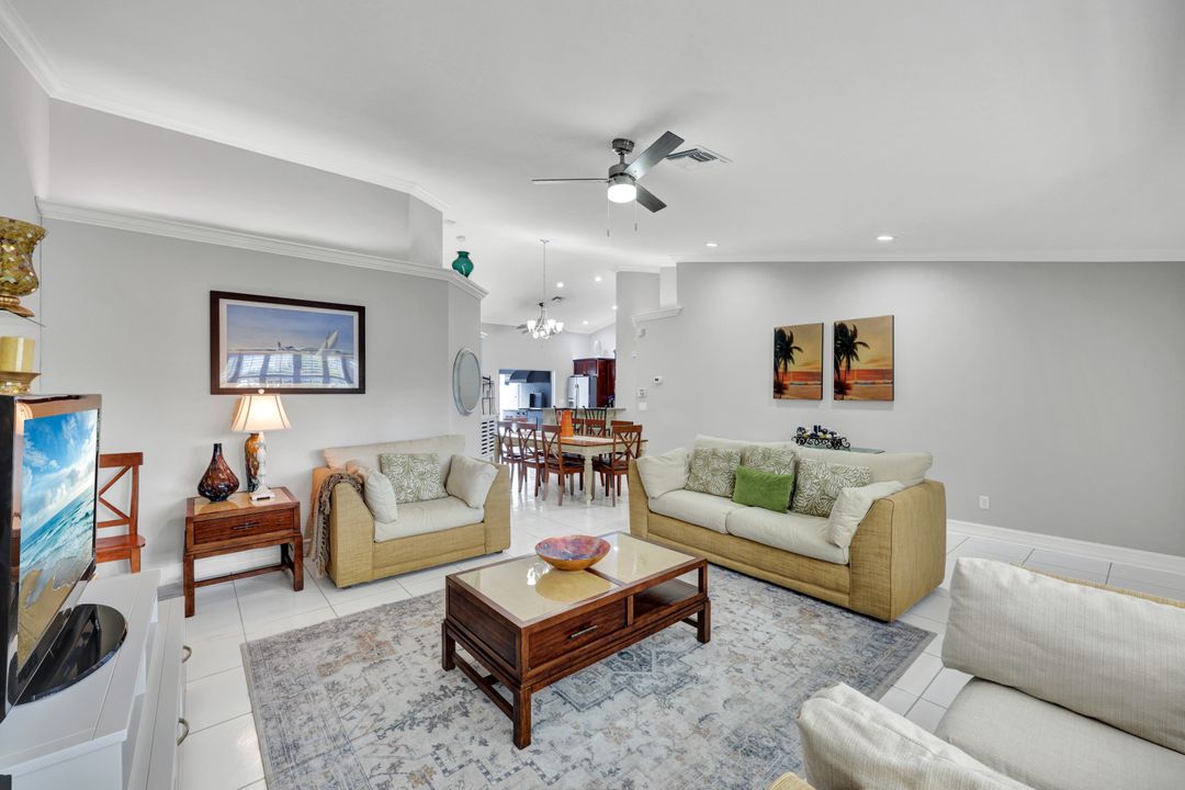 565 93rd Ave N, Naples, FL 34108