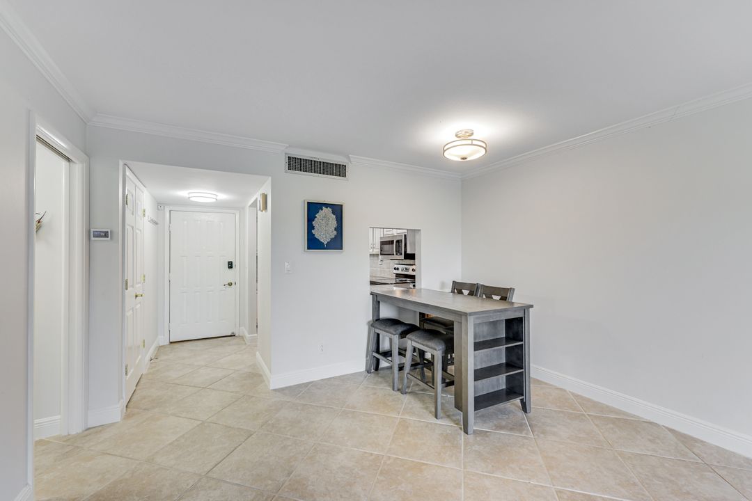 29 High Point Cir E #107, Naples, FL 34103