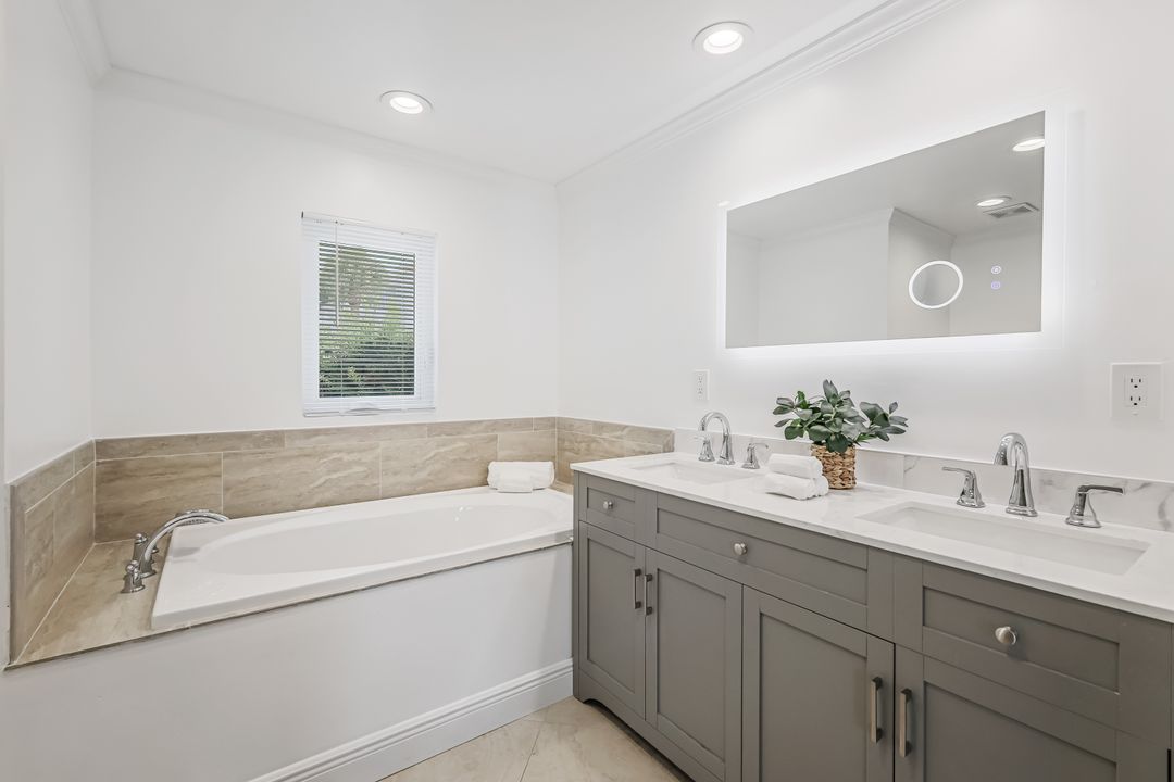 455 Bayside Ave, Naples, FL 34108