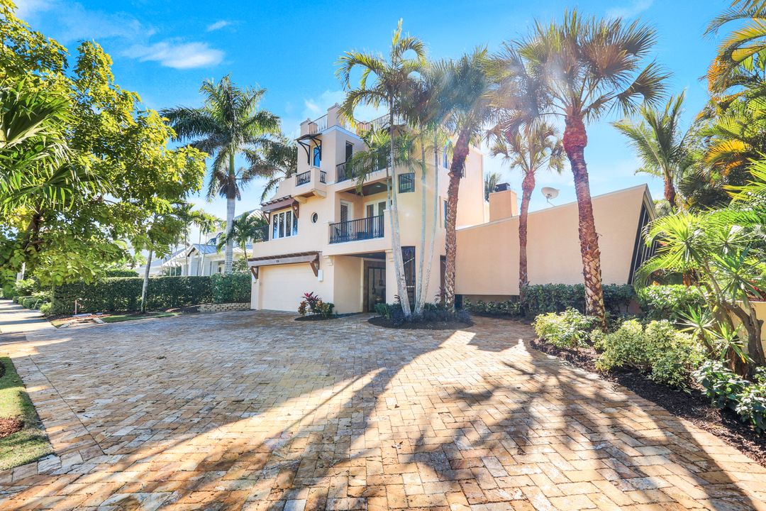 210 Central Ave, Naples, FL 34102