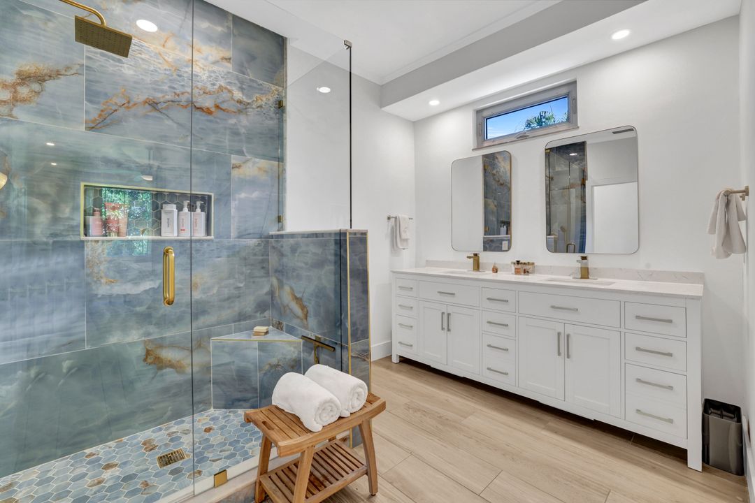 302 Stanhope Cir, Naples, FL 34104
