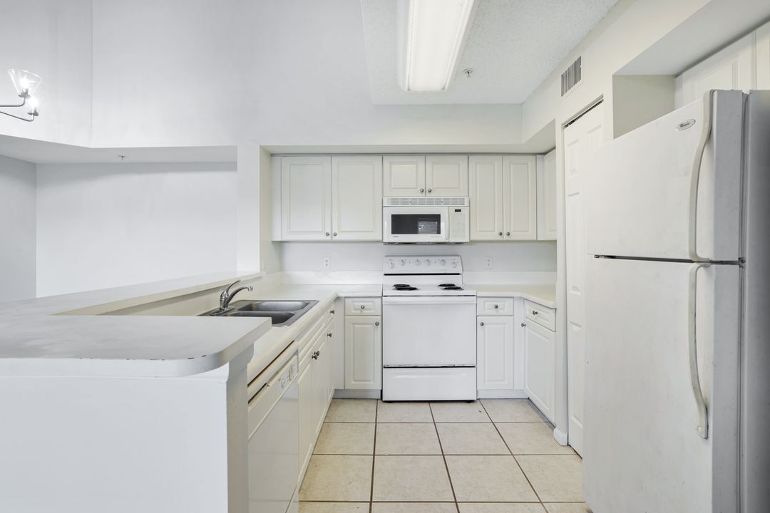 1205 Wildwood Lakes Blvd #305, Naples, FL 34104