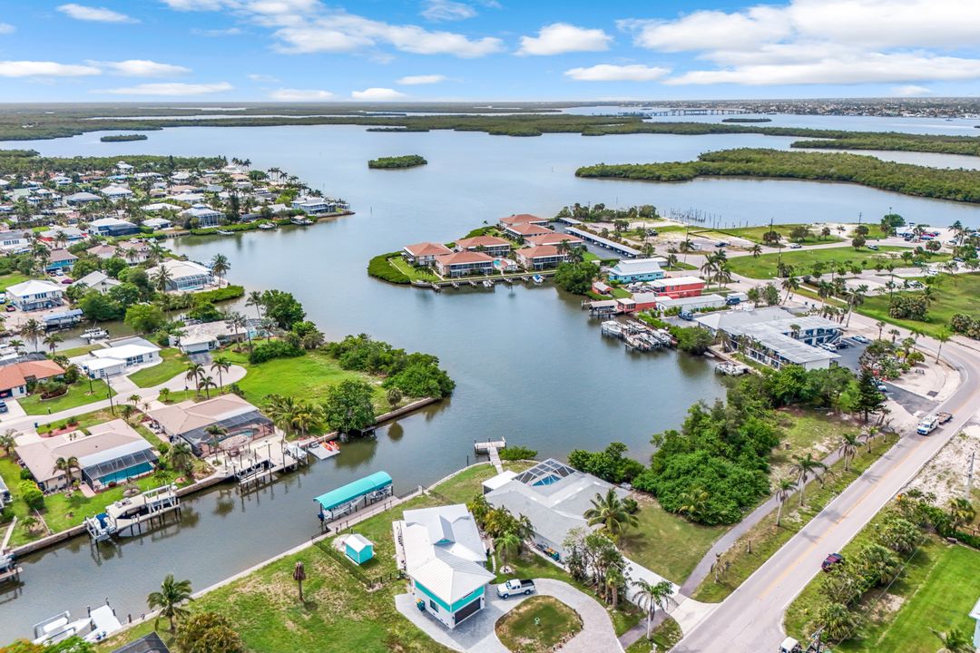 401 Capri Blvd, Naples, FL 34113