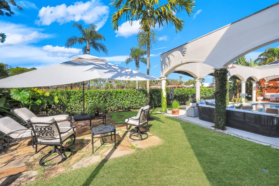 180 Edgemere Way S, Naples, FL 34105