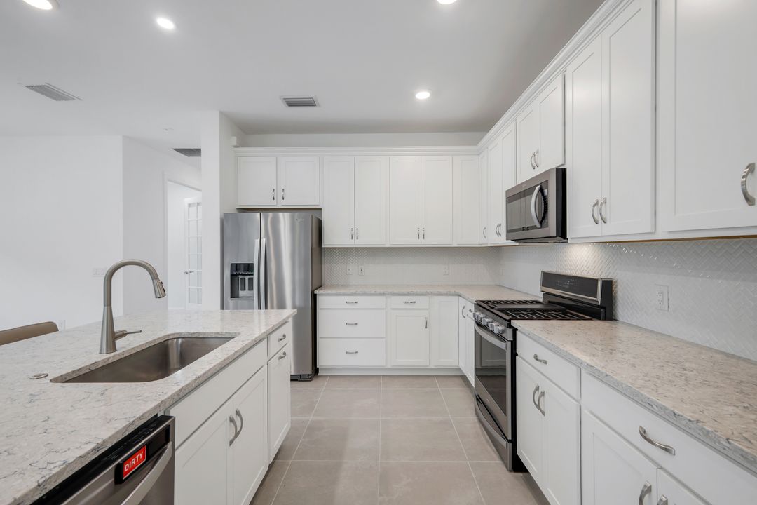 10518 Ventana Ct, Naples, FL 34120