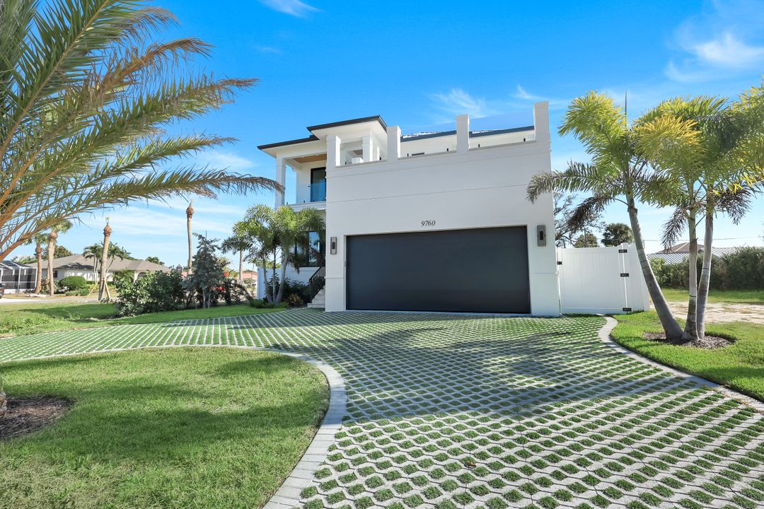 9760 Vanderbilt Dr, Naples, FL 34108