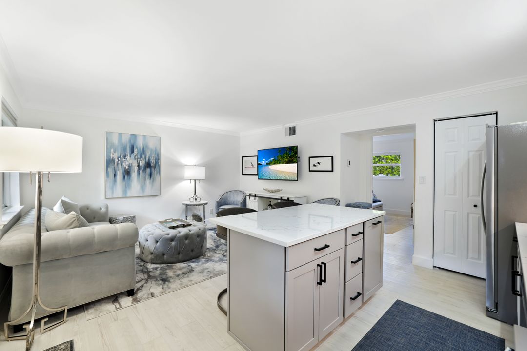 960 7th St S #105, Naples, FL 34102