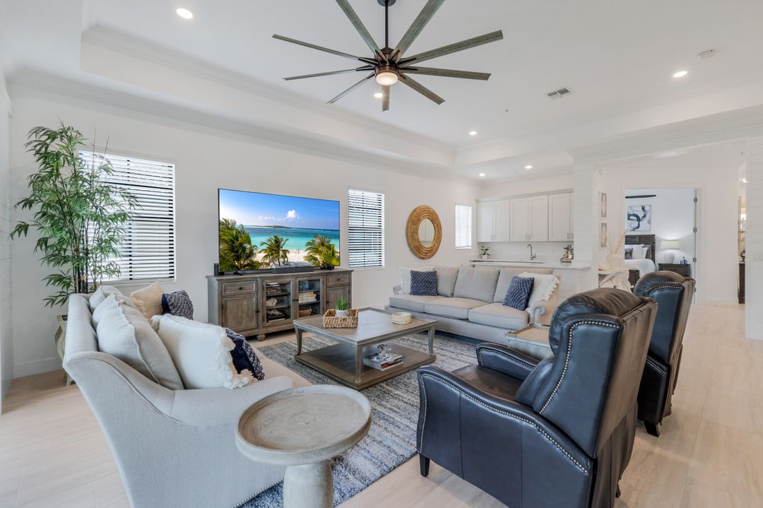 2472 Breakwater Wy #11-202, Naples, FL 34112
