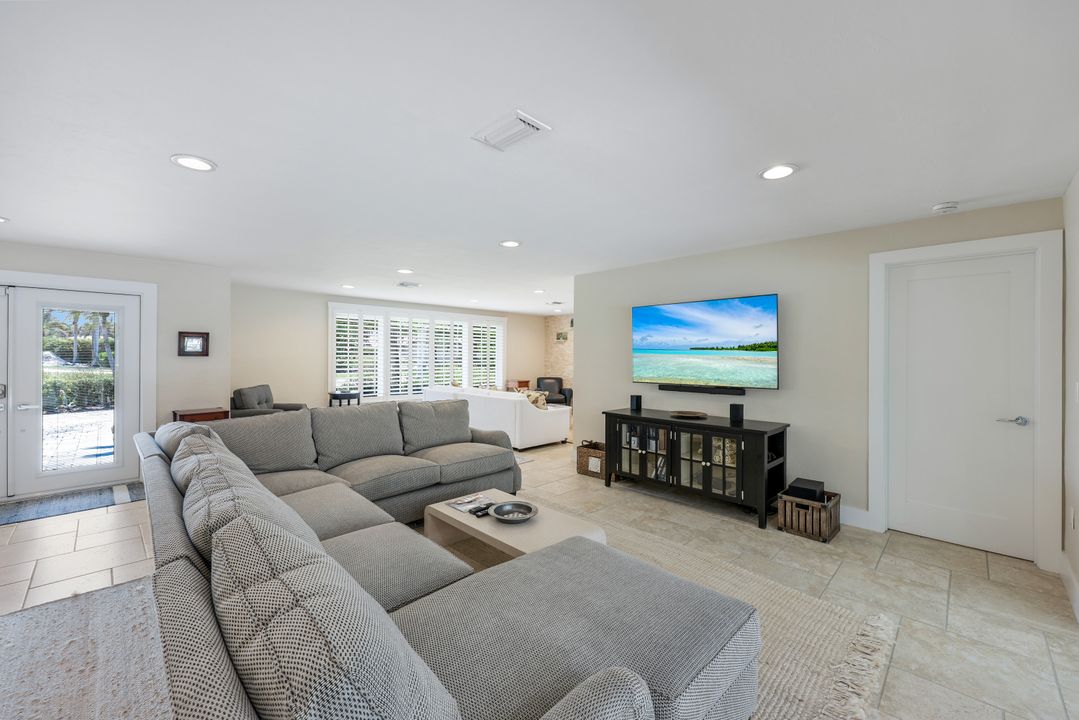 725 Old Trail Dr, Naples, FL 34103