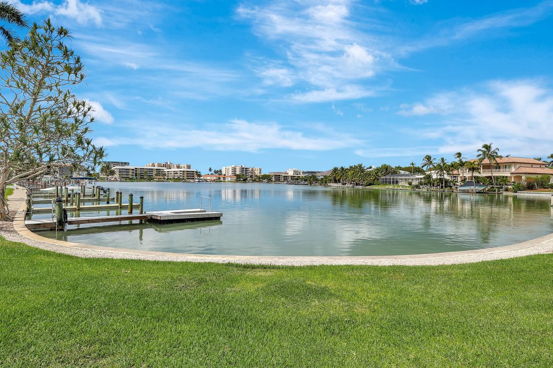 383 Harbour Dr #304, Naples, FL 34103