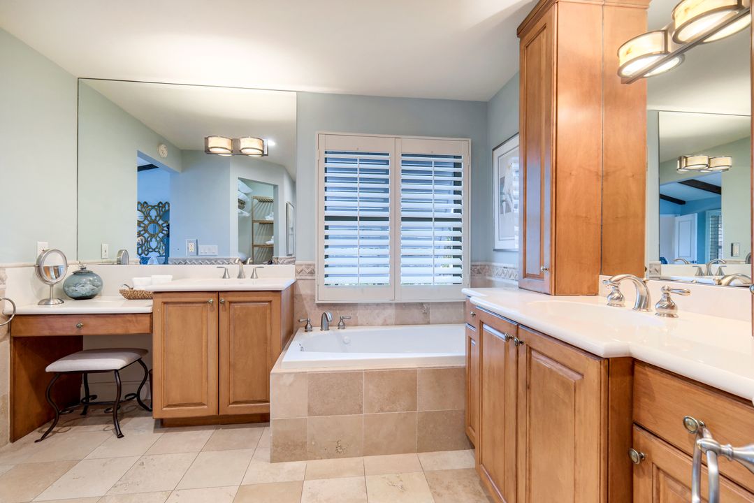 9602 Vanderbilt Dr, Naples, FL 34108