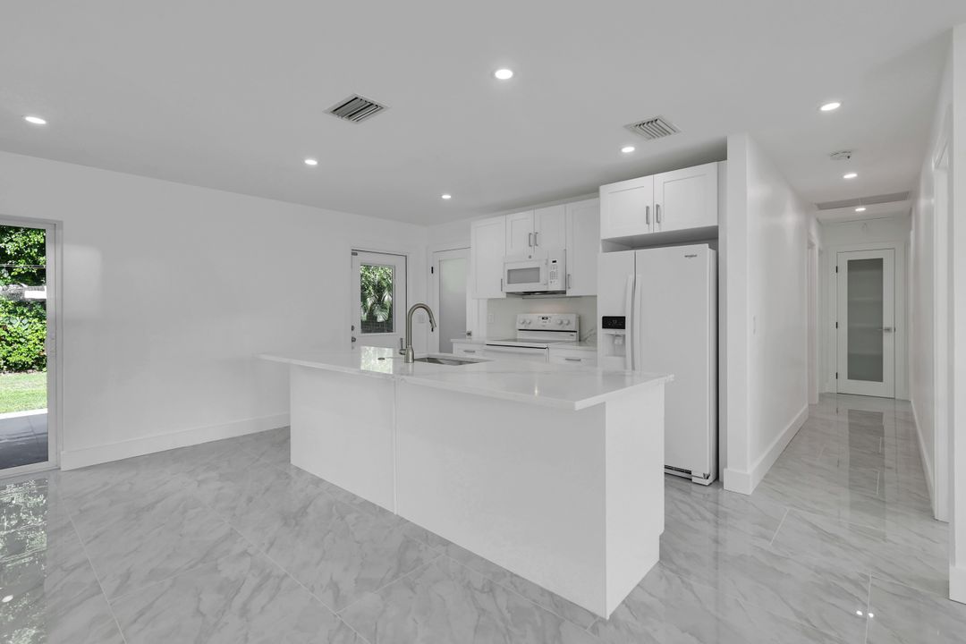 939 Bluebird St, Naples, FL 34104