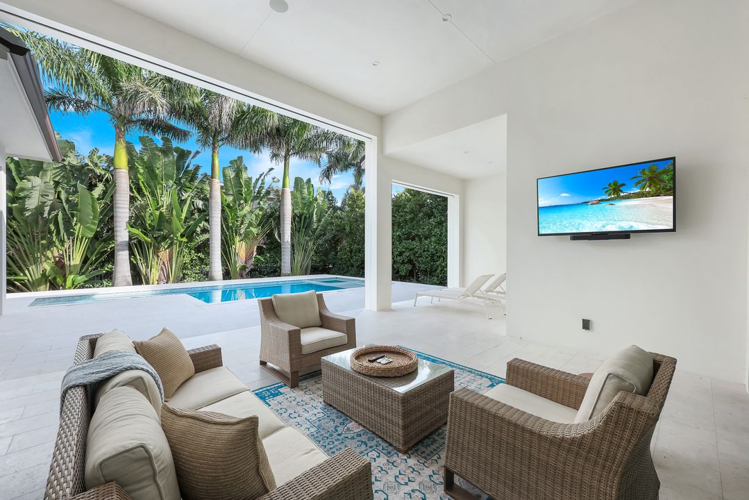 3200 Crayton Rd, Naples, FL 34103