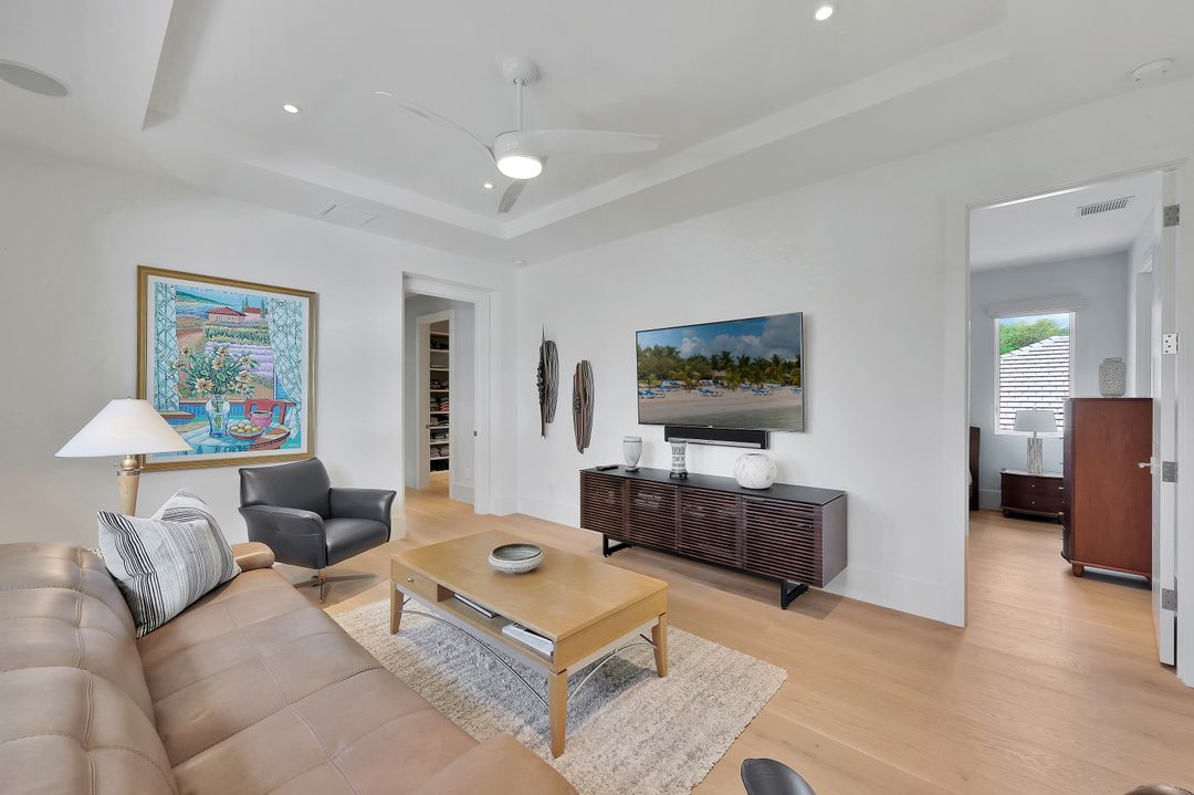355 7th Ave S, Naples, FL 34102